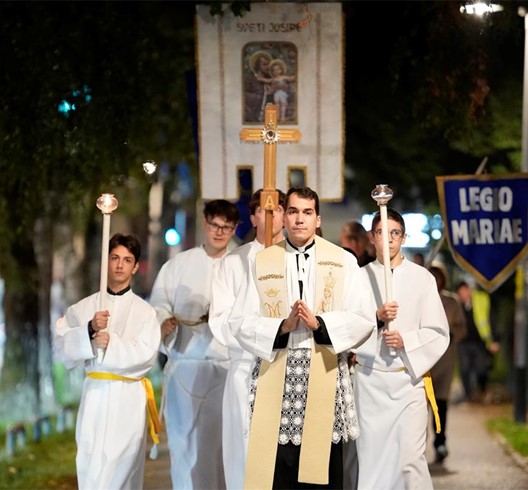 Procesijom ulicama Trešnjevke proslavljena Gospa Fatimska